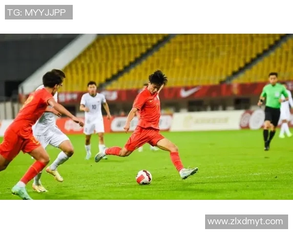 国足与乌兹别克精彩回放分析赛场表现与战术对决